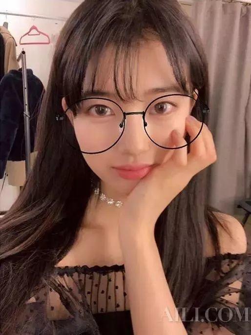 宿舍眼镜妹妹吃瓜