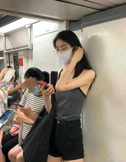 女生地铁吃瓜,揭秘女生地铁吃瓜背后的故事