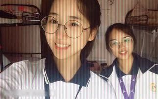 抖音校服女孩哭吃瓜,抖音短视频引发的情感共鸣