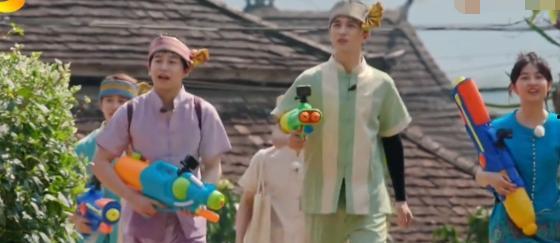 路边吃瓜看戏,一幕幕路边吃瓜看戏的众生相