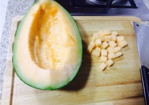 吃哈密瓜会粗腿吗,揭秘吃哈密瓜是否会粗腿之谜”