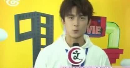 吴磊停车吃瓜,意外曝光明星日常